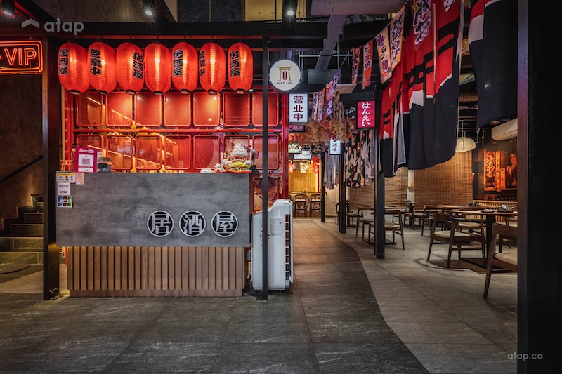 Ánh sáng trong nhà hàng Nhật Bản phong cách Izakaya thường là ánh sáng vàng ấm, đèn lồng treo trần tạo bầu không khí gần gũi và thoải mái 