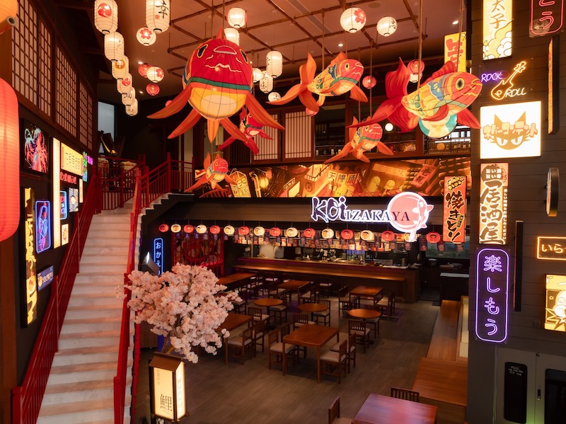 Bố cục bàn ghế trong nhà hàng Nhật Bản phong cách Izakaya được sắp xếp linh hoạt, vừa phù hợp nhóm nhỏ vừa thuận tiện di chuyển cho khách và nhân viên 