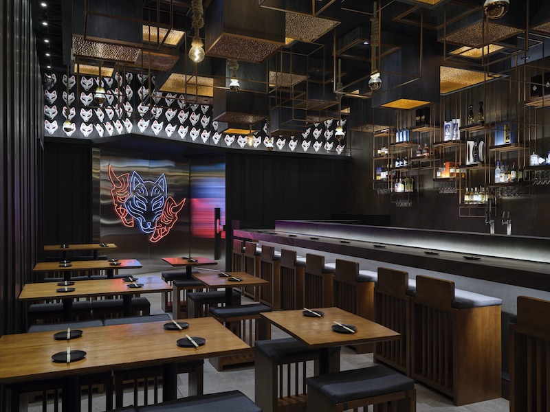 Không gian mở với các lối đi rộng rãi trong nhà hàng Nhật Bản phong cách Izakaya giúp tạo cảm giác thân thiện, dễ tiếp cận và năng động