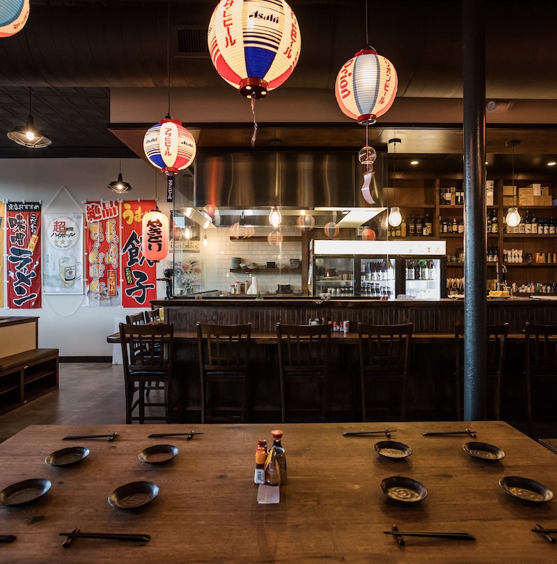 Màu sắc trung tính kết hợp gỗ tự nhiên trong nhà hàng Nhật Bản phong cách Izakaya làm nổi bật sự mộc mạc, ấm áp và phong cách giải trí đặc trưng 