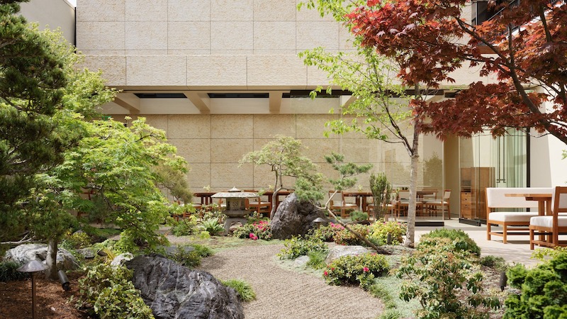 Bố cục trong nhà hàng Nhật Bản phong cách Zen Garden tuân theo nguyên tắc cân bằng, hài hòa giữa đá, cây cảnh và lối đi, tạo cảm giác thiền định 