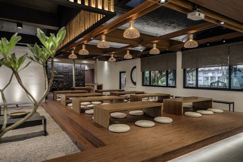 Không gian mở trong nhà hàng Nhật Bản phong cách Zen Garden giúp khách cảm nhận chiều sâu, kết nối giữa khu vực ăn uống và tiểu cảnh thiền định 