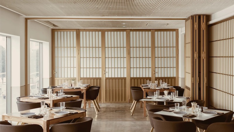 Vật liệu chủ đạo trong thiết kế nhà hàng Nhật là gỗ, giấy Shoji/Fusuma, tre, đá, sỏi, gốm sứ và đất sét, vừa mộc mạc vừa tinh tế 