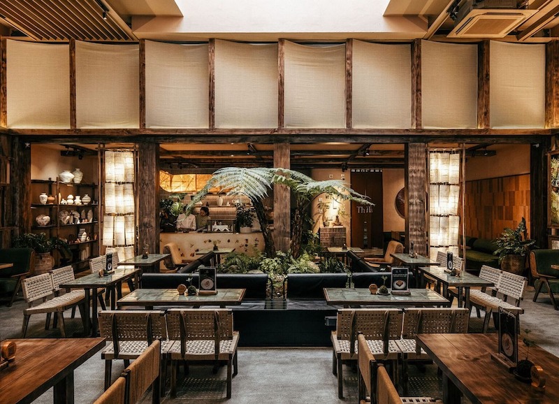 Nội thất trong thiết kế nhà hàng Nhật thường tối giản, dùng gỗ tự nhiên, bàn Tatami, đệm Zaisu và quầy sushi bar để tạo không gian chuẩn Nhật, tinh tế và hài hòa