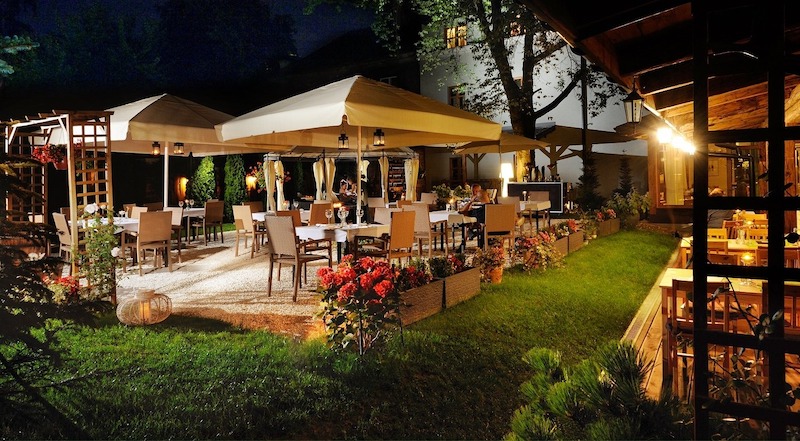 Thiết kế nhà hàng sân vườn hiện đại kết hợp phong cách Tropical, Indochine, Rustic hay Bohemian để tạo không gian độc đáo, thu hút khách