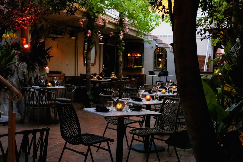 Sử dụng đèn treo, đèn dây và đèn lồng tạo ánh sáng lung linh, làm nổi bật tiểu cảnh vào ban đêm