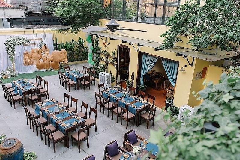 Vật liệu gạch và đá tự nhiên cho sàn ngoài trời của nhà hàng sân vườn giúp chống trơn trượt và tăng độ bền