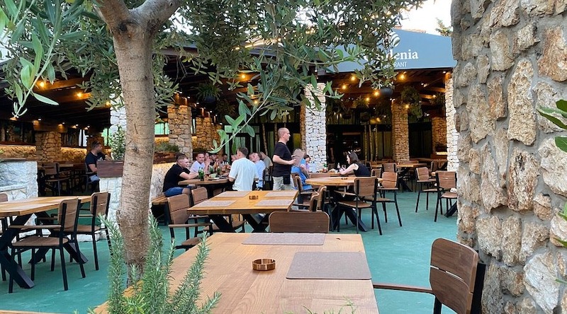 Hệ thống phun sương và quạt làm mát trong nhà hàng sân vườn giúp tạo không khí dễ chịu trong những ngày nắng nóng