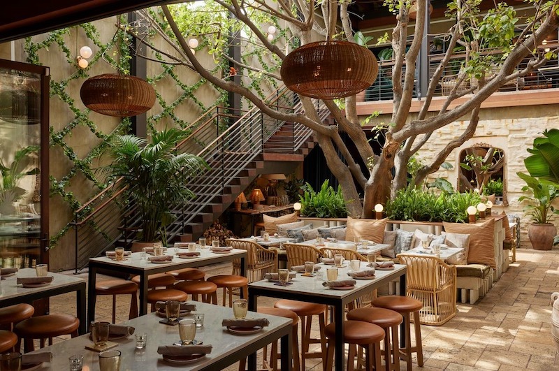 Khu vực sân vườn của nhà hàng nên bố trí những cây cao và bụi thấp kết hợp để tạo chiều sâu không gian và dẫn hướng di chuyển khách