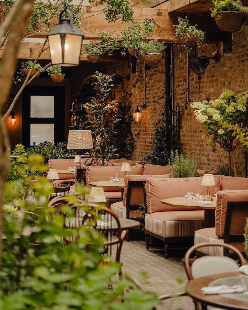 Thiết kế nhà hàng sân vườn nên sử dụng tường cây sống để tạo không gian xanh dọc lối đi, vừa trang trí vừa cải thiện chất lượng không khí