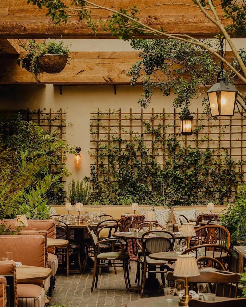 Khu vực sân vườn của nhà hàng nên kết hợp các vật liệu thân thiện môi trường như tre, đá tái chế để vừa bền vừa hài hòa cảnh quan