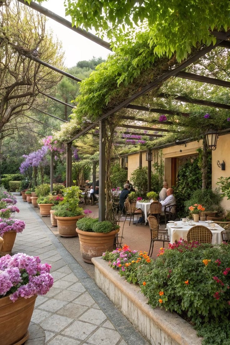 Bồn hoa, chậu cây và cây cảnh trong nhà hàng sân vườn nên được bố trí theo màu sắc và chiều cao khác nhau để tạo điểm nhấn và hướng dẫn tầm nhìn khách