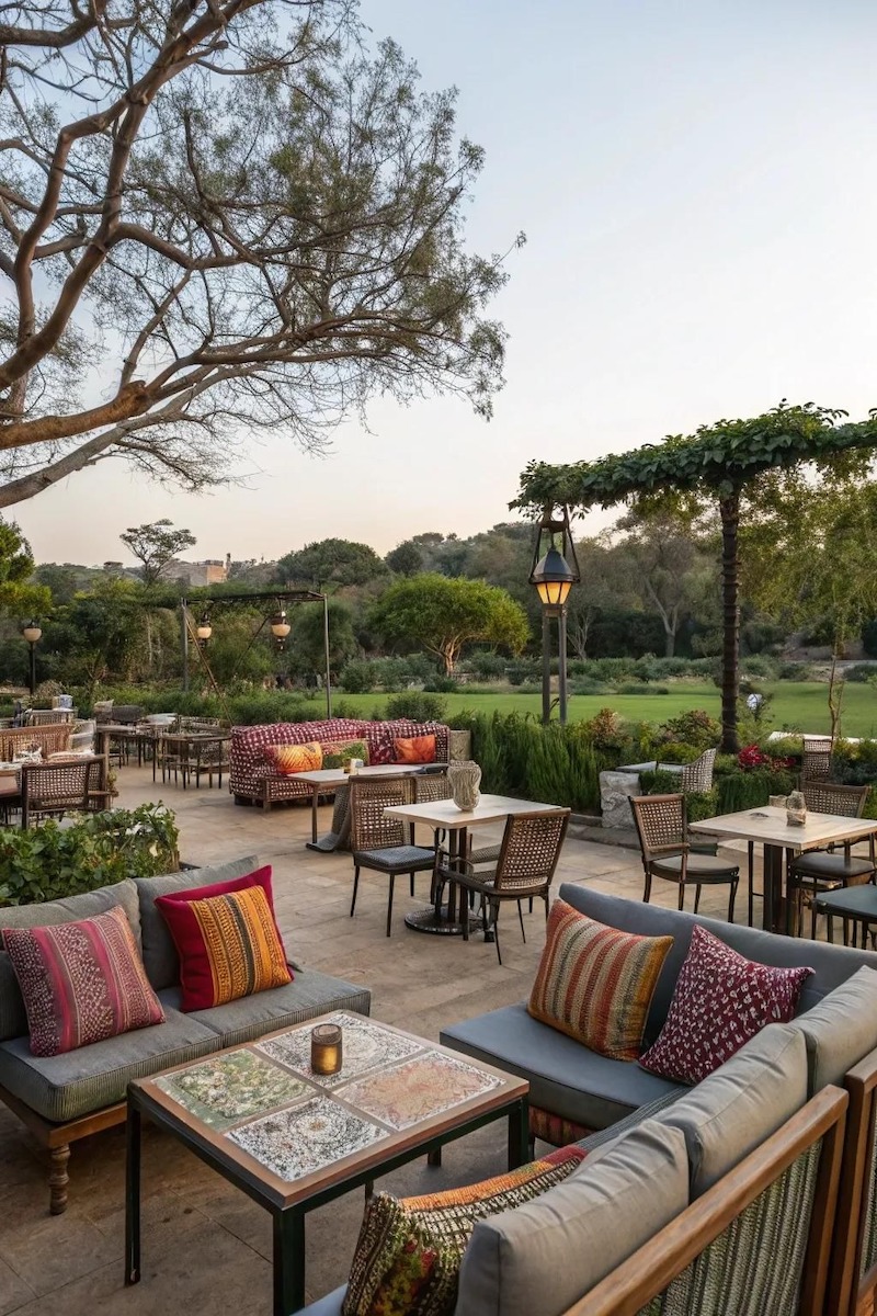 Khu vực sân vườn trong nhà hàng mang đến trải nghiệm thư giãn cho khách du lịch muốn thưởng thức ẩm thực gần gũi thiên nhiên