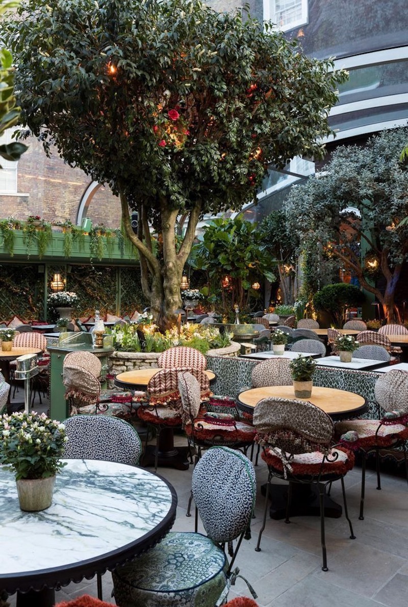 Nhà hàng sân vườn với tiểu cảnh nước và hoa mang lại trải nghiệm ẩm thực thư giãn cho khách muốn tạm rời xa ồn ào đô thị