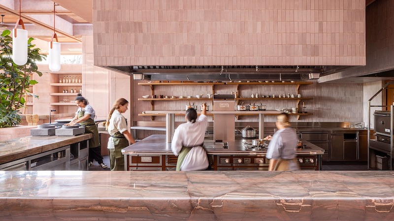 Khu vực phục vụ của nhà hàng sân vườn đặc biệt ở chỗ được bố trí khoa học để đảm bảo nhân viên di chuyển thuận tiện giữa bếp, quầy bar và khu ăn uống 