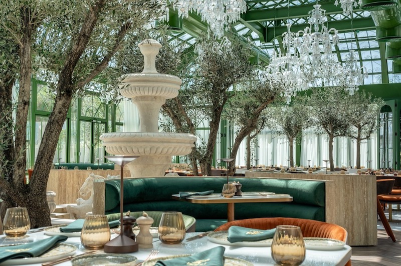 Khu vực check-in trong nhà hàng sân vườn được thiết kế để trở thành điểm nhấn thẩm mỹ, thường sẽ kết hợp tiểu cảnh, cây xanh, hồ nước, ghế nghỉ, đèn trang trí 