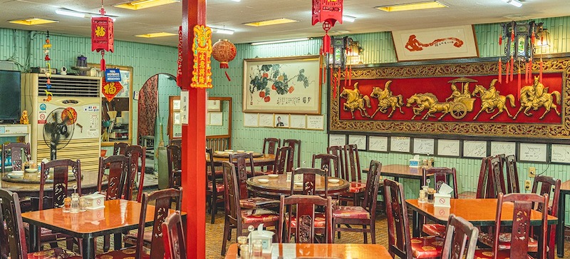 Họa tiết và hoa văn như rồng, phượng, mây hay chữ “Phúc - Lộc - Thọ” giúp không gian nhà hàng Trung Hoa sinh động, tinh tế và đậm dấu ấn văn hóa Á Đông 