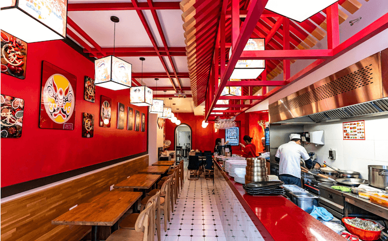 Trang trí và decor cần chọn các chi tiết mang đậm dấu ấn Trung Hoa như đèn lồng, bình gốm, tranh thủy mặc,... 