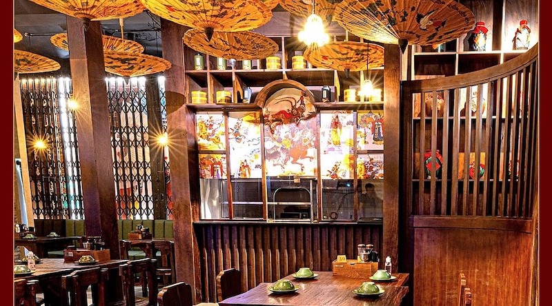 Cửa và vách ngăn cần phân chia không gian hợp lý, sử dụng chất liệu và hoa văn truyền thống, đảm bảo riêng tư, thẩm mỹ và luồng di chuyển thuận tiện 