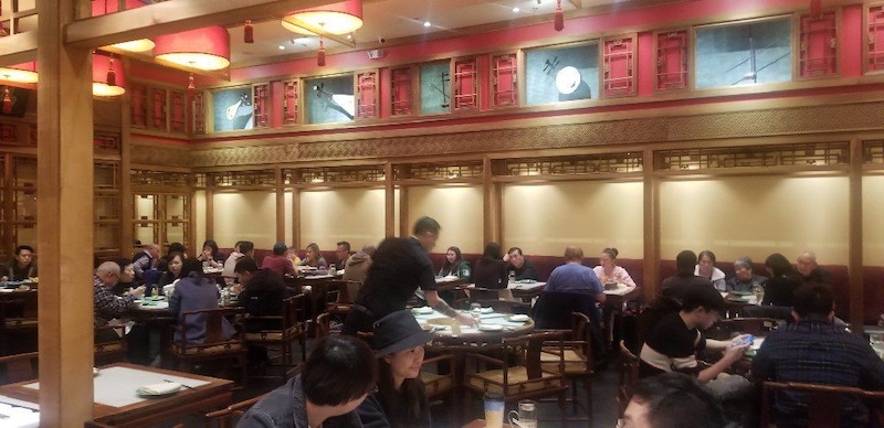 Nhà hàng phong cách Trung Hoa Cổ điển tạo ấn tượng mạnh với tông đỏ son, vàng đồng và gỗ tối, mang lại không khí uy nghi, sang trọng 