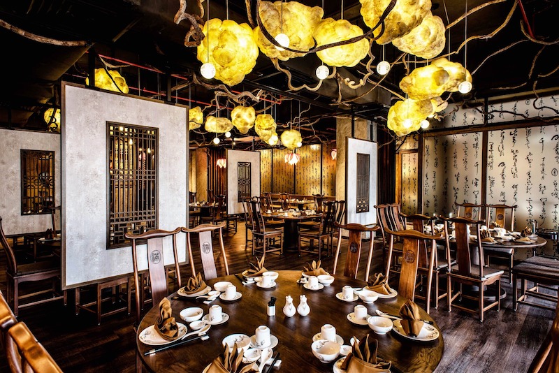 Không gian nhà hàng Trung Hoa Cổ điển nổi bật bởi các họa tiết rồng phượng chạm khắc tinh xảo, tạo cảm giác quyền quý và đậm dấu ấn văn hóa 