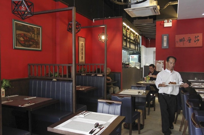 Nhà hàng Trung Hoa Cổ điển gây ấn tượng nhờ những bức tranh thủy mặc, bình gốm cổ và vách ngăn gỗ, mang đến vẻ đẹp truyền thống sâu sắc. 