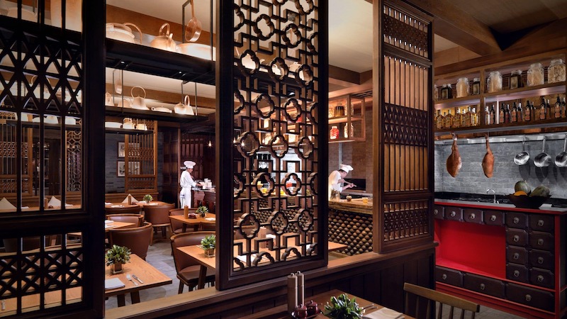 Bố trí bàn tròn trong nhà hàng Trung Hoa Cổ điển thể hiện tinh thần sum vầy, gắn kết và phù hợp văn hóa gia đình Á Đông 