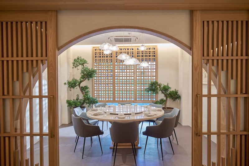 Thiết kế nhà hàng Trung Hoa Hiện đại kết hợp kính, thép và gỗ tạo cảm giác thoáng rộng, tinh tế và phù hợp với gu thẩm mỹ đương đại 