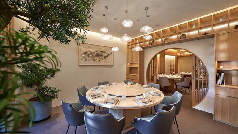 Bố trí không gian Trung Hoa Hiện đại thường mở, kết hợp vách ngăn nhẹ nhằm tối ưu sự linh hoạt và mang lại trải nghiệm thoải mái cho thực khách 