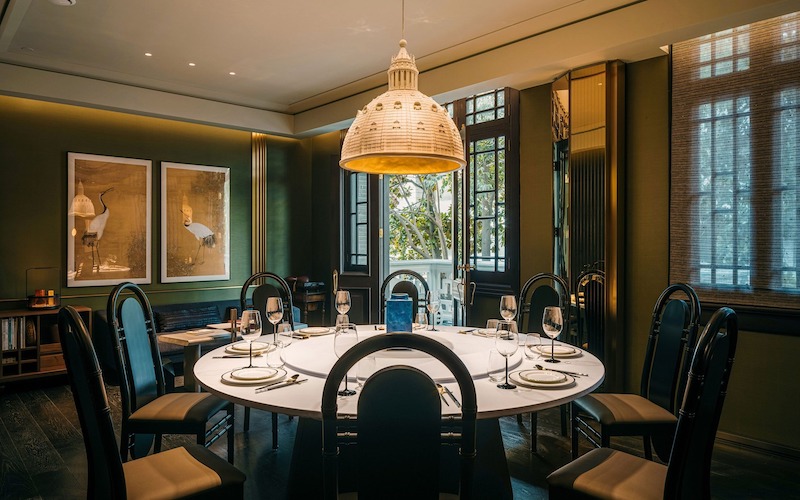 Không gian nhà hàng Tân cổ điển Trung Hoa kết hợp đèn chiếu sáng mềm mại với đường nét nội thất tinh tế, tạo cảm giác ấm áp và sang trọng