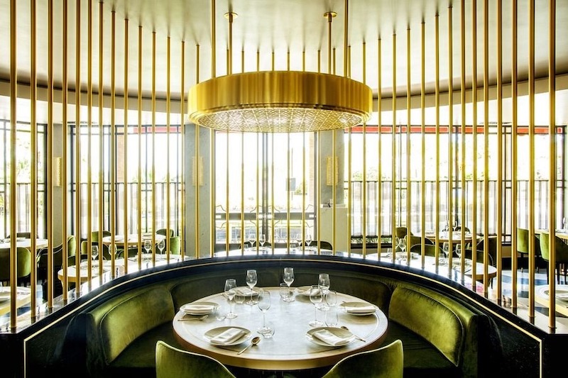 Nội thất Tân cổ điển Trung Hoa ưu tiên sự cân đối, hài hòa trong bố cục, mang đến không gian lịch thiệp, phù hợp thực khách yêu sự tinh tế 