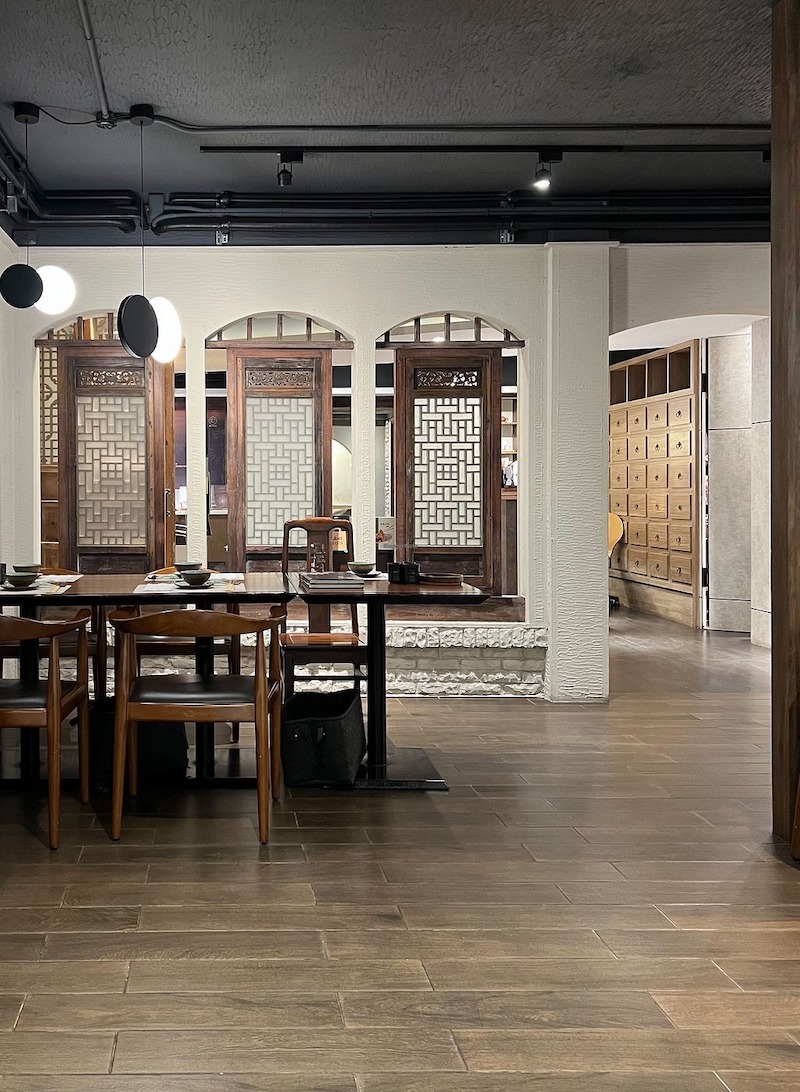 Ánh sáng dịu nhẹ kết hợp tông màu trung tính giúp nhà hàng Zen/Trà đạo trở thành nơi lý tưởng để thưởng trà, dùng dimsum hoặc trải nghiệm ẩm thực chậm rãi