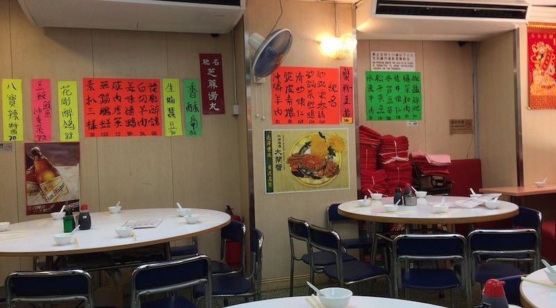 Những poster retro, bảng quảng cáo kiểu xưa và ánh sáng neon giúp nhà hàng phong cách Hong Kong/Thượng Hải tái hiện nét hoài cổ pha hiện đại đầy cuốn hút