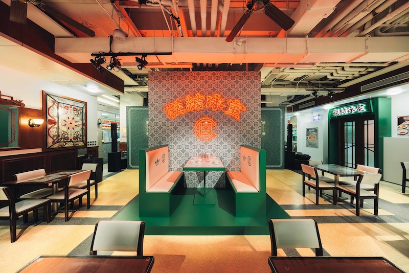 Bố trí không gian theo dạng phố nhỏ với lối đi hẹp, cửa sổ kính và biển hiệu dày đặc tạo cảm giác như đang bước giữa trung tâm Hong Kong náo nhiệt 