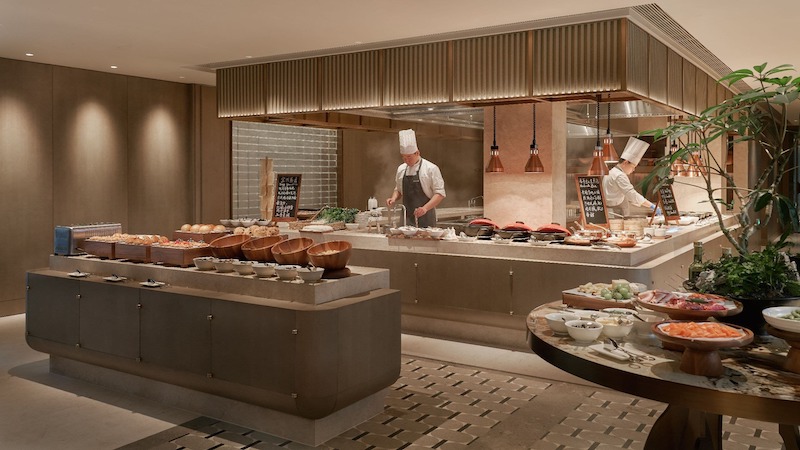 Khi xét phong thủy, bếp trong nhà hàng Trung Hoa nên đặt ở vị trí kín đáo, tránh đối diện cửa chính, đảm bảo “tàng phong tụ khí” để giữ tài lộc và vận khí ổn định 