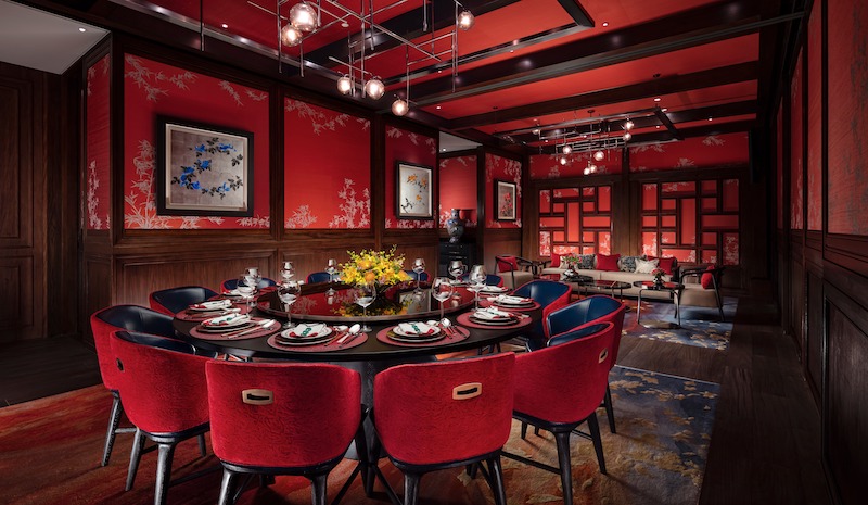 Phòng VIP cần không gian riêng tư, sang trọng với nội thất cao cấp, ánh sáng dịu nhẹ và họa tiết Trung Hoa tinh tế, đảm bảo sự tiện nghi và trải nghiệm thoải mái cho khách 