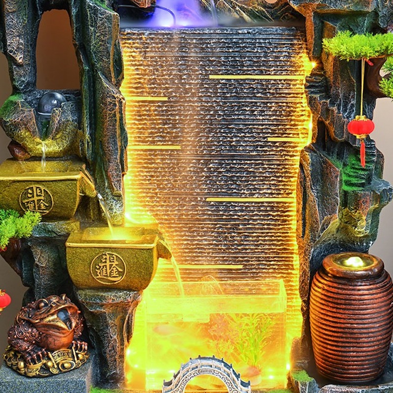 Trong phong thủy nhà hàng Trung Hoa, hồ cá hay thác nước nên đặt ở hướng thuận lợi, tránh quay ra cửa chính, giữ dòng chảy thông thoáng, sạch sẽ, thu hút tài lộc 