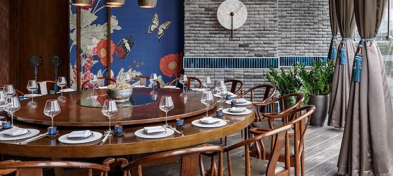 Để tránh sát khí trong phong thủy nhà hàng Trung Hoa, cần loại bỏ góc nhọn, vật cản chắn luồng khí, không đặt cửa chính đối diện ngã ba, gầm cầu thang hay khu vực ồn ào 