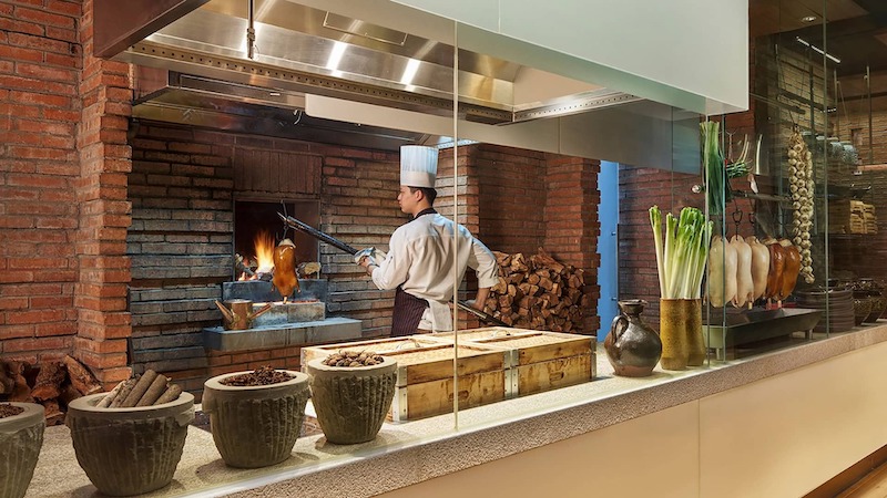 Khu vực bếp cần bố trí khoa học, phân chia rõ các khu sơ chế, chế biến và nấu nướng, đảm bảo di chuyển thuận tiện, vệ sinh sạch sẽ và vận hành hiệu quả 