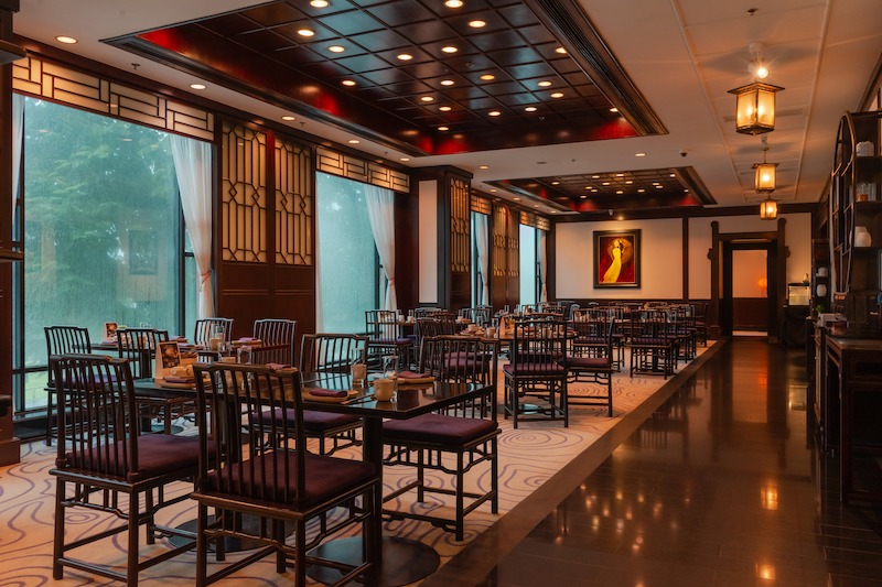 Khu vực phụ trợ bao gồm kho, nhà vệ sinh, khu rửa… cần bố trí khoa học, dễ tiếp cận nhưng không ảnh hưởng đến trải nghiệm khách, đảm bảo vệ sinh và vận hành hiệu quả 