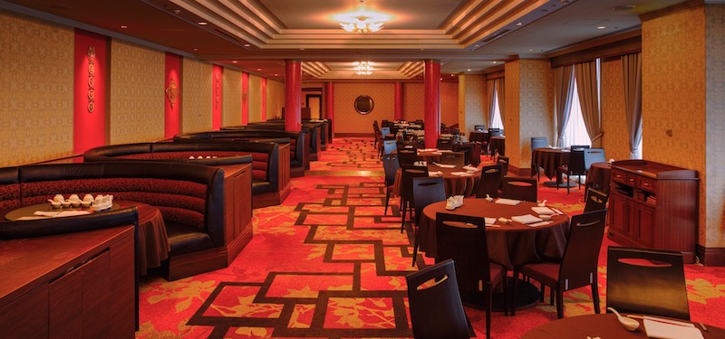 Màu sắc chủ đạo trong nhà hàng Trung Hoa thường là đỏ, vàng và nâu gỗ, kết hợp hài hòa với ánh sáng và họa tiết truyền thống để tạo không gian ấm cúng, sang trọng 