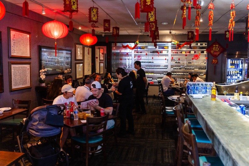 Thiết kế kết hợp vật liệu truyền thống như gỗ, tre, đá với vật liệu hiện đại như kính, thép, vừa giữ bản sắc Trung Hoa, vừa tiện nghi, bền đẹp 