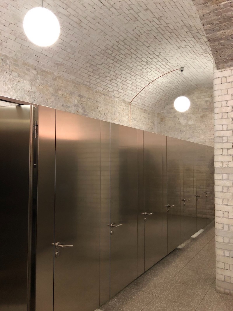 Phong cách tối giản giảm chi tiết rườm rà, tạo không gian tinh tế, đồng thời dễ bảo trì, đảm bảo nhà vệ sinh luôn gọn gàng, sạch sẽ