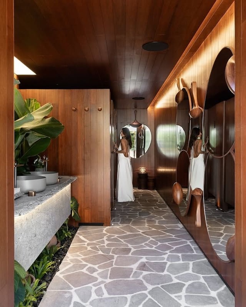 Phong cách gần gũi thiên nhiên mang đến không gian nhà vệ sinh thoáng mát, thư giãn bằng cách sử dụng vật liệu tự nhiên như gỗ, đá và cây xanh
