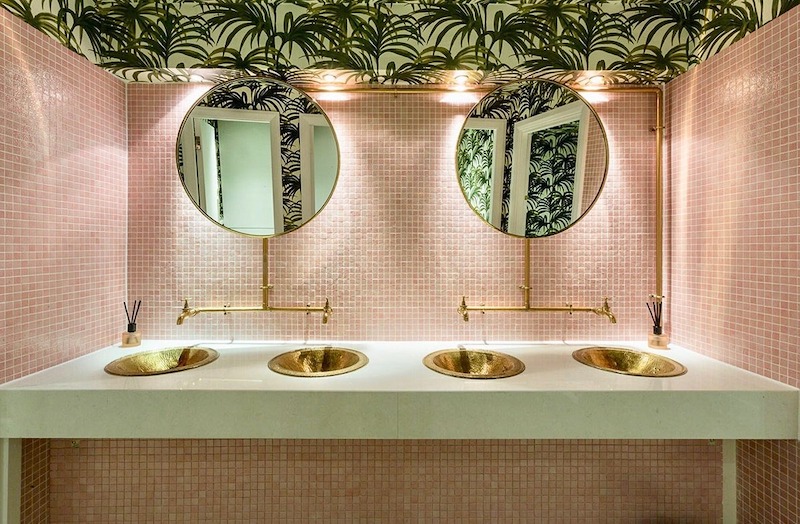 Ánh sáng được bố trí tinh tế, kết hợp đèn trang trí và ánh sáng nền, mang lại không gian vừa sáng đẹp vừa thư giãn cho khách hàng 