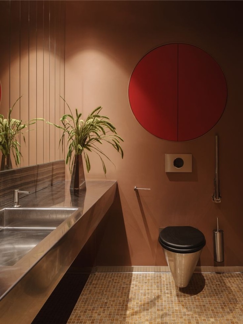 Khi thiết kế nhà vệ sinh nhà hàng cần lưu ý sàn chống trượt, hệ thống nước sạch, xử lý nước thải đúng chuẩn và bố trí thân thiện cho người khuyết tật