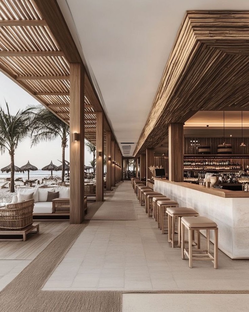 Sử dụng tre cho bàn ghế quầy bar và trang trí giúp đồng bộ màu sắc và tạo sự thống nhất thẩm mỹ cho nhà hàng