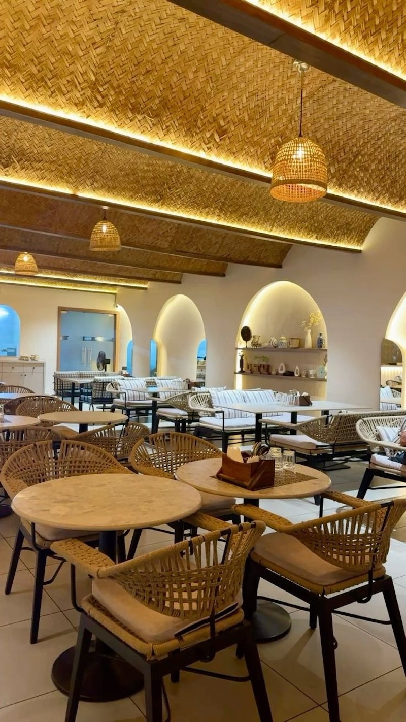 Bố trí ánh sáng tự nhiên kết hợp với đèn tre tạo hiệu ứng ấm áp tăng tính thư giãn và thoải mái cho thực khách