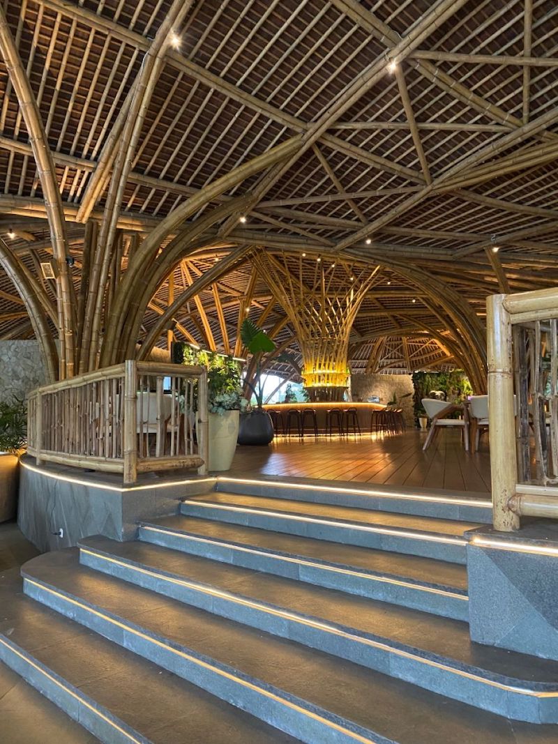 Không gian sân vườn kết hợp tre tạo cảm giác gần gũi thiên nhiên lý tưởng cho nhà hàng phục vụ ngoài trời hoặc quán café