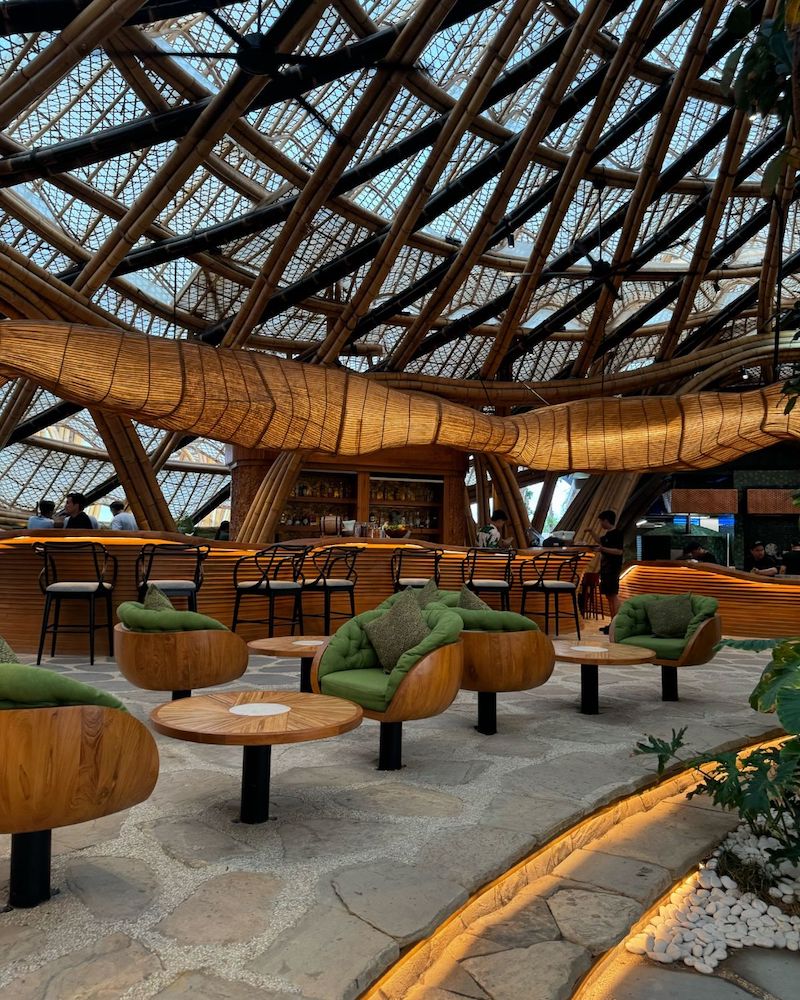 Tre là vật liệu dễ gia công cho phép tạo hình hoa văn trang trí độc đáo giúp nhà hàng nổi bật và ấn tượng hơn